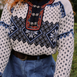 White Blue Pattern Nordic Sweater | M/L