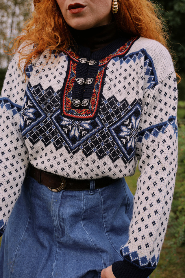 White Blue Pattern Nordic Sweater | M/L