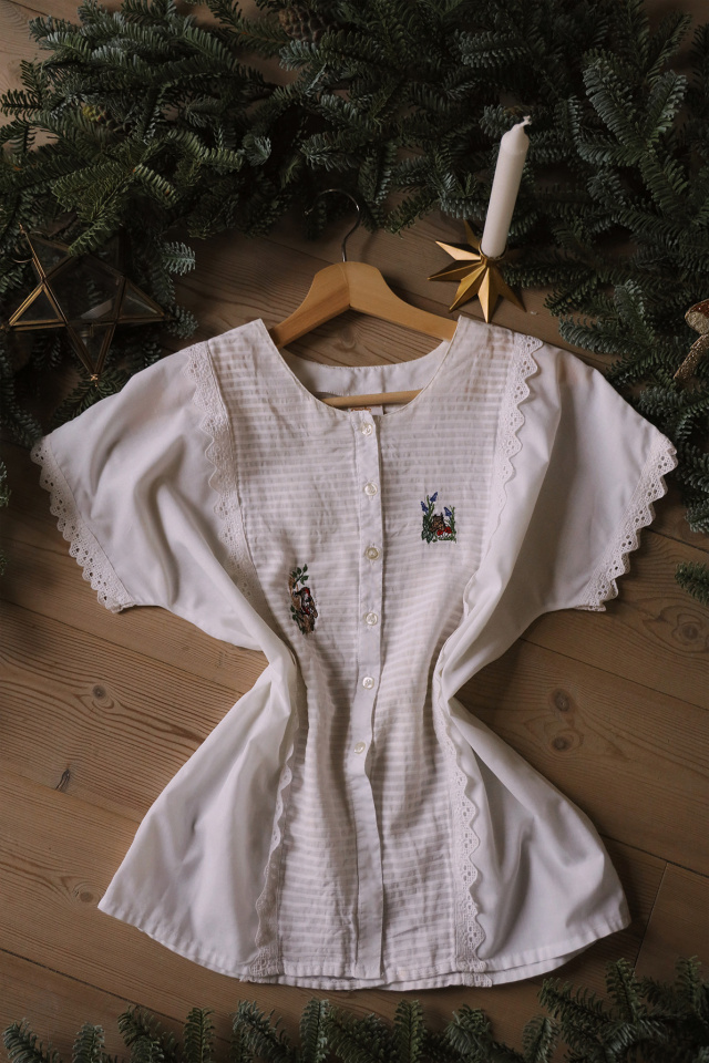 White Frill Embroidered Vintage Top | S/M