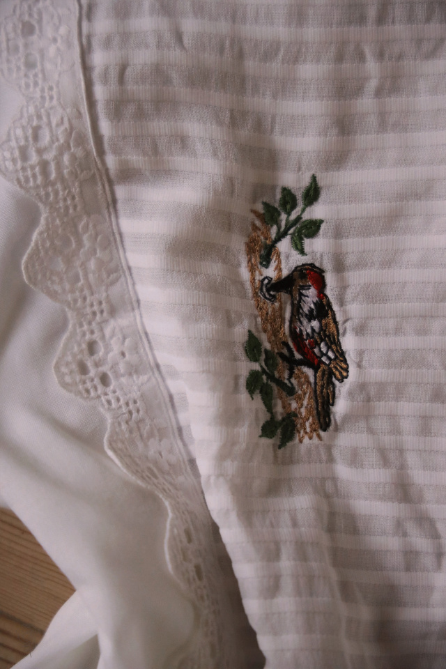 White Frill Embroidered Vintage Top | S/M