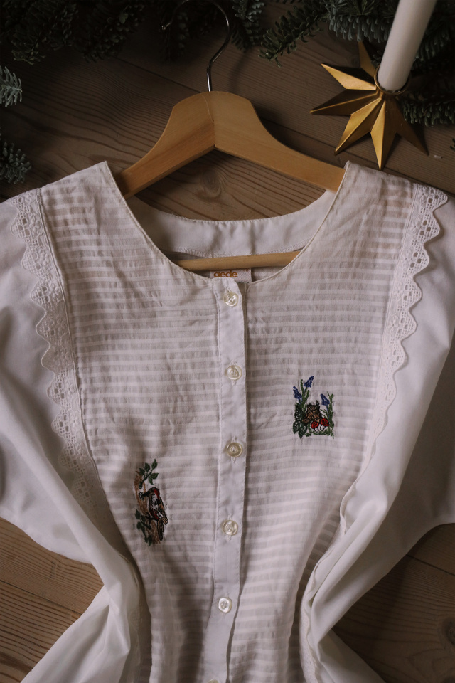 White Frill Embroidered Vintage Top | S/M