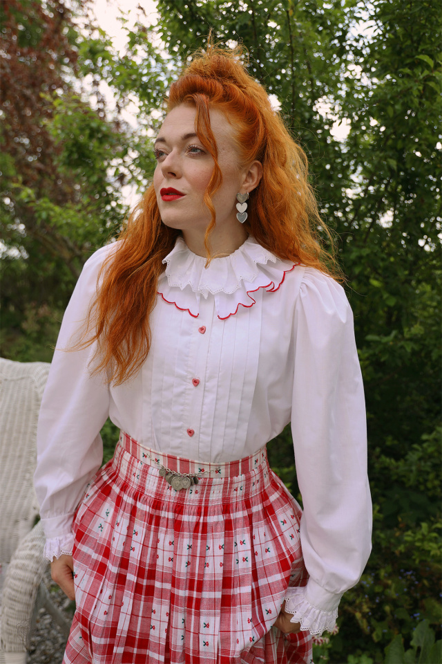 White Frills Red Elements Vintage Blouse | S/M
