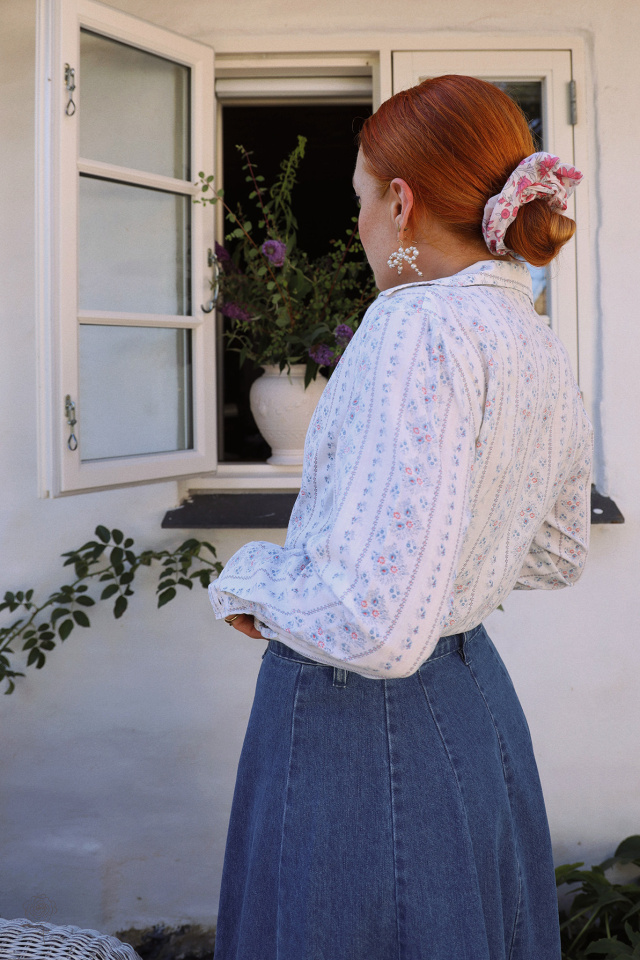 Delicate White Floral Vintage Blouse | S/M