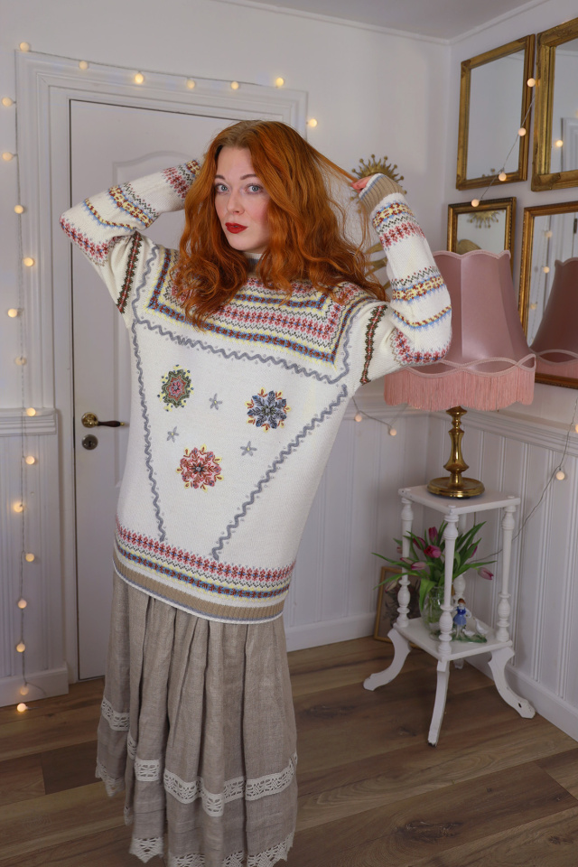 Light Delicate Pattern Vintage Sweater | M
