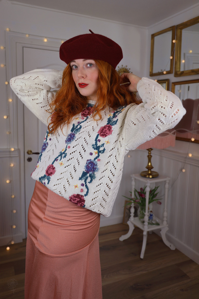 Thick Knitted White Floral Vintage Sweater | M