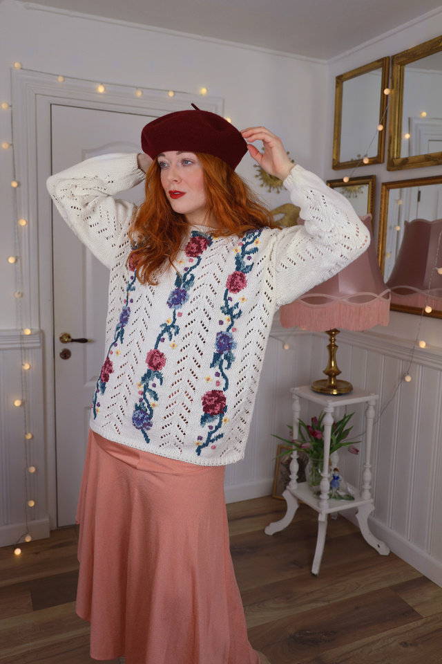 Thick Knitted White Floral Vintage Sweater | M